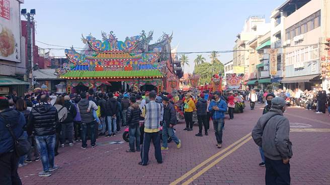 沙陶宫庙会遶境队伍大排长龙，阵头在武庙前排队轮流表演。（程炳璋摄）