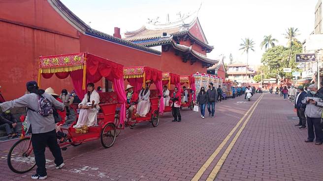 沙陶宫庙会遶境队伍绵延数公里。（程炳璋摄）