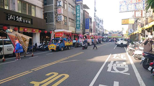 沙陶宫庙会遶境队伍都在市中心周遭游行，造成交通负荷。（程炳璋摄）