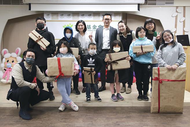 林果良品暖心送爱，点亮家扶孩童圣诞日，后排右起为家扶基金会台北家扶中心谢晓雯主任、林果良品3位伙伴。（林果良品提供）