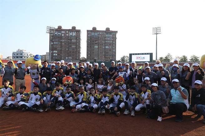 第25届诸罗山杯国际软式少年棒球邀请赛开幕，小选手大集合。（廖素慧摄）