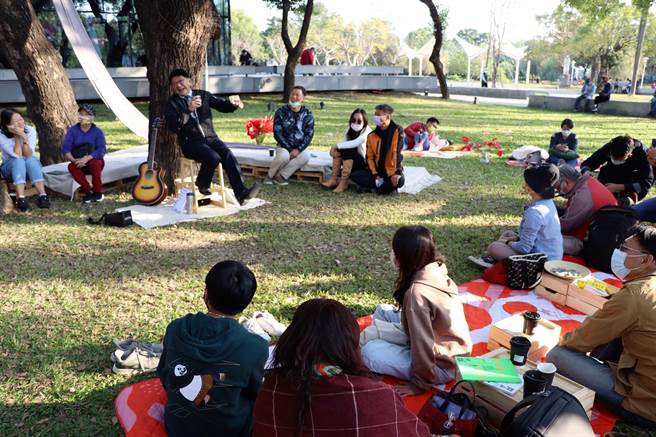 屏东县长潘孟安任内最后一次公开行程，与民树下谈天，尽展亲和力。（谢佳潾摄）