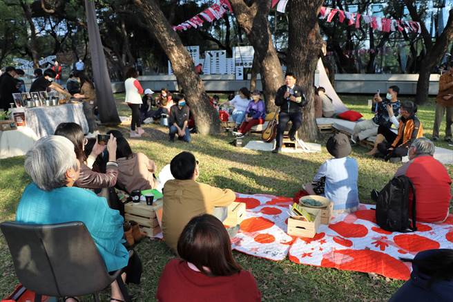 屏东县长潘孟安（穿西装）任内最后一次公开行程，与民树下谈天，尽展亲和力。（谢佳潾摄）