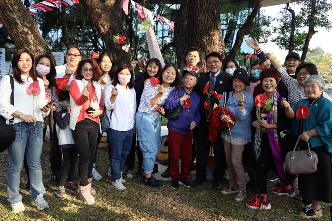 屏东县长潘孟安（穿西装）任内最后一次公开行程，与民树下谈天，尽展亲和力。（谢佳潾摄）