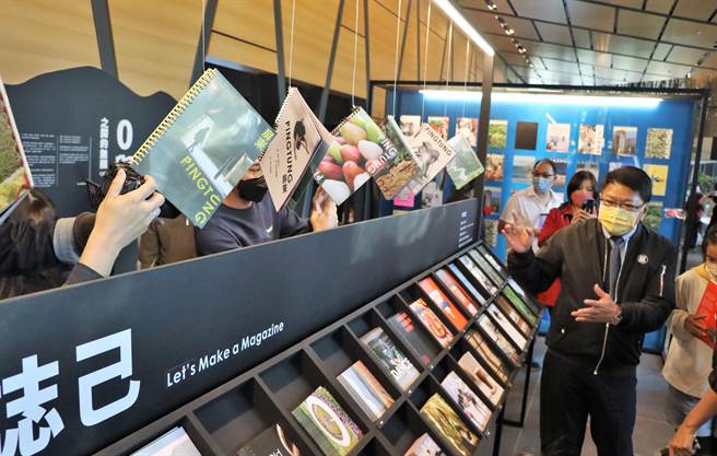 除与民树下谈天外，潘孟安还要邀请大家来总图当总编辑。（谢佳潾摄）