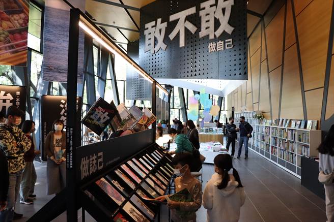 除与民树下谈天外，潘孟安还要邀请大家来总图当总编辑。（谢佳潾摄）