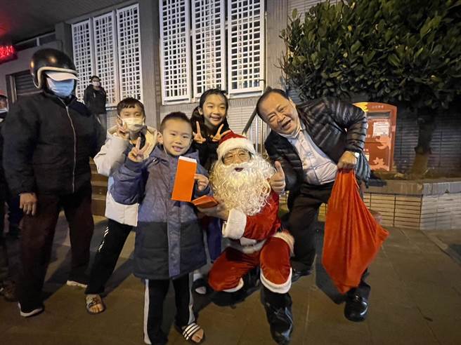 新科县长陈光復也到场陪同，他感谢庄姓旅外乡亲带给乡亲欢乐，特别选在圣诞节前夕来澎湖分享幸福与爱。（民眾提供）