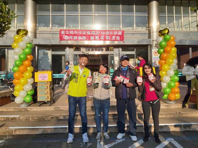 ，台南市长夫人刘育菁（左二）蒞临为活动揭开序幕。（新营医院提供／张毓翎台南传真）