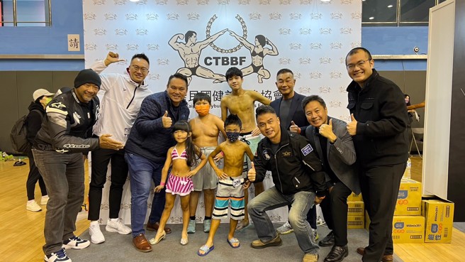 中華民國健美健身協會理事長許安進（後排右1）、中華民國健美健身協會副理事長陳重文（後排左3）、中華民國健美健身協會顧問吳國譽（後排左1）、中華體總副秘書長陳威任（前排右1）、中華民國健美健身協會副理事長曾國維（前排右2）、台北市健美健身運動協會顧問張志豪議員（前排右3）、中華民國健美健身協會副理事長陳孔文（前排左1），出席第3屆健身先生與比基尼小姐全國錦標賽。（中華民國健美健身協會副秘書長陳緯哲提供）