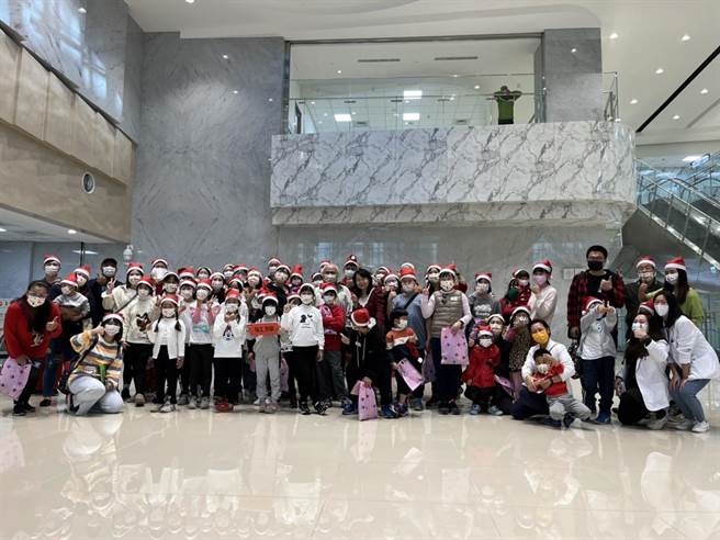 拥有70年歷史的屏东和平教会在平安夜到屏东荣民总医院报佳音，让医院充满温馨的耶诞氛围与祝福。（屏东荣总提供／谢佳潾屏东传真）