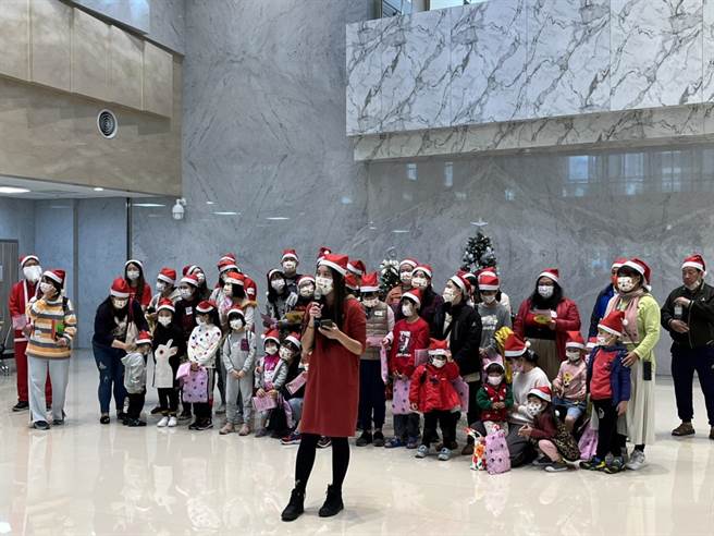 拥有70年歷史的屏东和平教会在平安夜到屏东荣民总医院报佳音，让医院充满温馨的耶诞氛围与祝福。（屏东荣总提供／谢佳潾屏东传真）