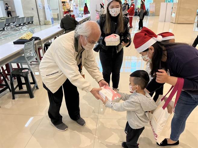 拥有70年歷史的屏东和平教会在平安夜到屏东荣民总医院报佳音，让医院充满温馨的耶诞氛围与祝福。（屏东荣总提供／谢佳潾屏东传真）