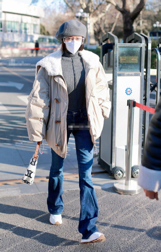 秦岚被爆出恋情后首次公开现身，出席央视春晚彩排。（图／摘自微博）