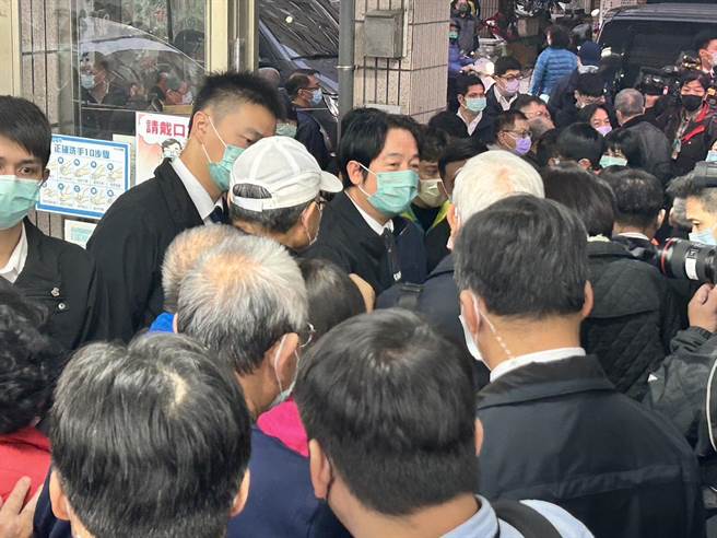 副总统赖清德离开时，在门口向党员们握手告别。（崔正纲摄）