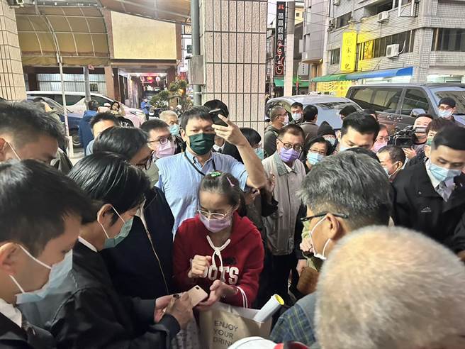 副总统赖清德离开时，还有热情的党员要求签名。（崔正纲摄）