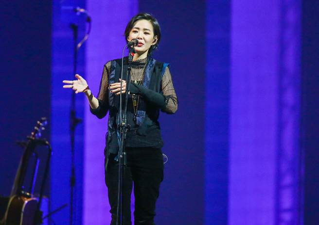 安溥24日在台北小巨蛋举办首场「to ebb 2022潮水箴言」演唱会。（粘耿豪摄）