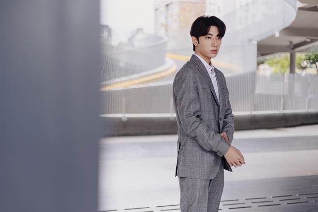 邱显博从幼稚园开始已学音乐15年，目前会小提琴、钢琴、爵士鼓、手风琴、萨克斯风共5种乐器。（罗永铭摄）