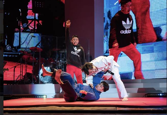 蕭煌奇尾聲換上柔道裝在舞台上對打。（宜辰整合行銷提供）