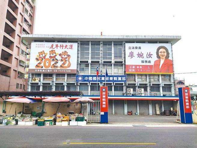 國民黨民代當選人怒斥屏東縣黨部說謊，掩護「排黑條款」候選人。（謝佳潾攝）