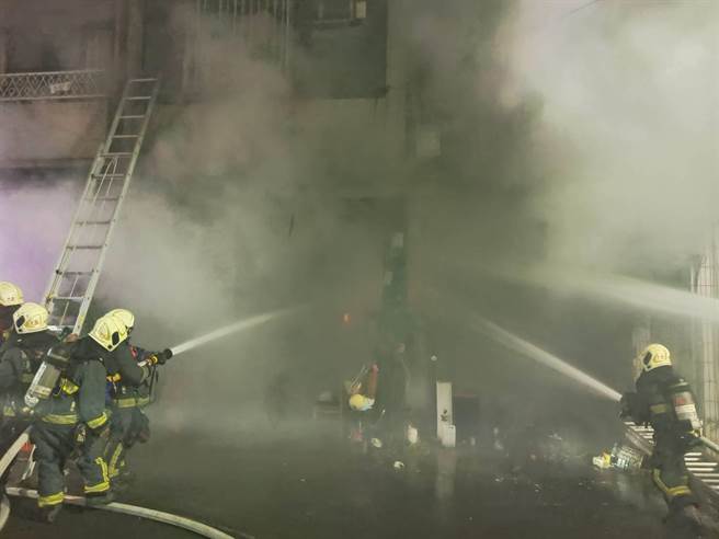 高雄三民區24日晚間傳出火警，警消獲報布水線搶救，救出約80歲劉翁。（翻攝照片／崔正綱高雄傳真）