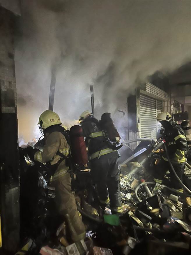 高雄三民區24日晚間傳出火警，警消獲報布水線搶救，救出約80歲劉翁。（翻攝照片／崔正綱高雄傳真）