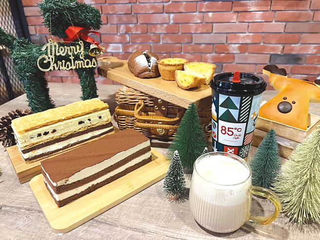 平安夜優惠85℃大杯咖啡第2杯25元，5款長條蛋糕，任選2入特價349元。圖／85℃提供