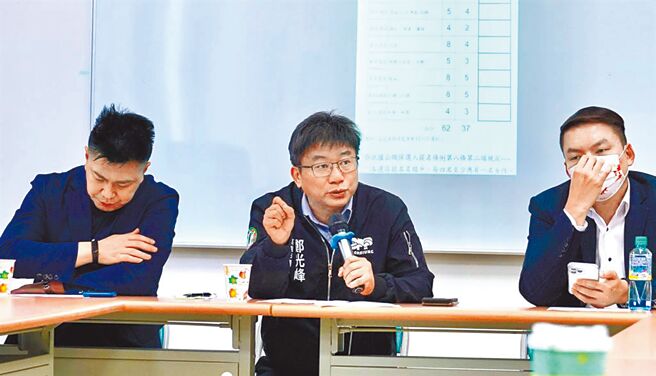 高市議長選戰激烈，隸屬湧言會的鄭光峰（中）極力爭取參選資格。（資料照片）