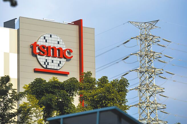 核三除役、台积电进驻高雄，电恐不够用。台电昨再送审「大林发电厂燃气机组更新改建计画」，拟增2部燃气机组，通过环评专案小组初审。图为被外媒喻为吃电怪兽的台积电南科园区厂房。（本报资料照片）