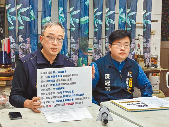 基隆市議員王醒之（左）成功交棒助理陳冠羽（右），2人也共同發表6項議會改革聲明。（張志康攝）