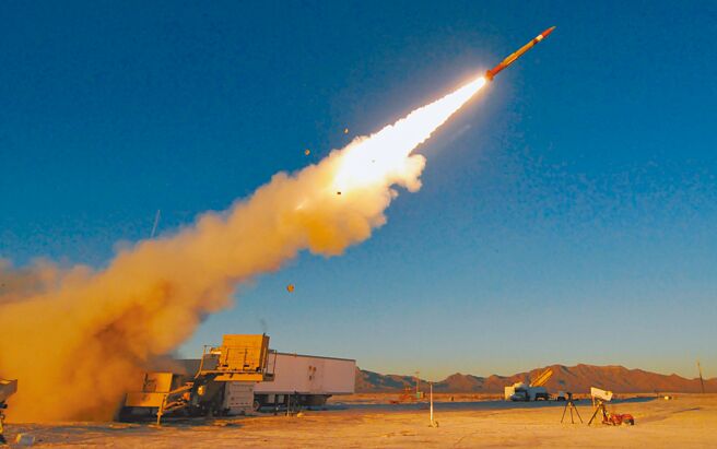 图为美国武器制造商洛克希德马丁公司于2018年7月26日，进行爱国者三型防空飞弹（PAC-3）的导弹分段增强（MSEP）拦截器飞行测试。（摘自洛克希德马丁公司官网）
