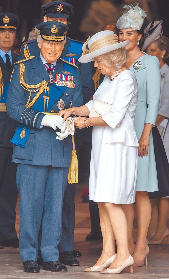 英国安德鲁王子性侵案遭拔军衔，国王查尔斯三世任命王后卡蜜拉接替安德鲁丢失的掷弹兵近卫团上校军职。图为2018年7月英国皇家空军举行100周年庆典。（新华社）