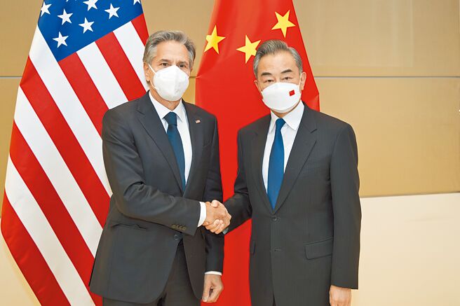 中共政治局委员、国务委员兼外长王毅23日应约与美国国务卿布林肯通话。图为两人于美国时间9月23日在纽约中国常驻联合国代表团驻地会面。（中新社）