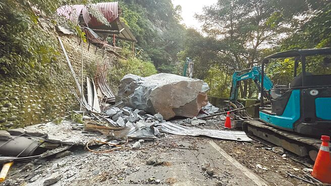 三峡区添福路23日滚落巨大石块，压毁山腰上的济公庙，所幸无人伤亡。（三峡警分局提供／王扬杰新北传真）