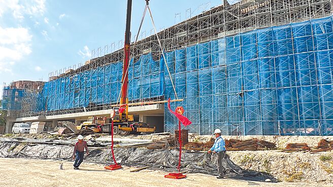 台东县立图书馆昨日举行上梁典礼。（蔡旻妤摄）