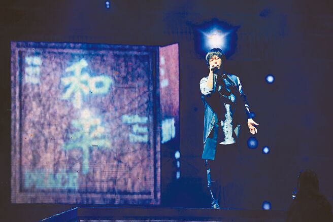 阿信賣力飆唱一連串經典歌曲，讓全場歌迷瘋狂。（相信音樂提供）