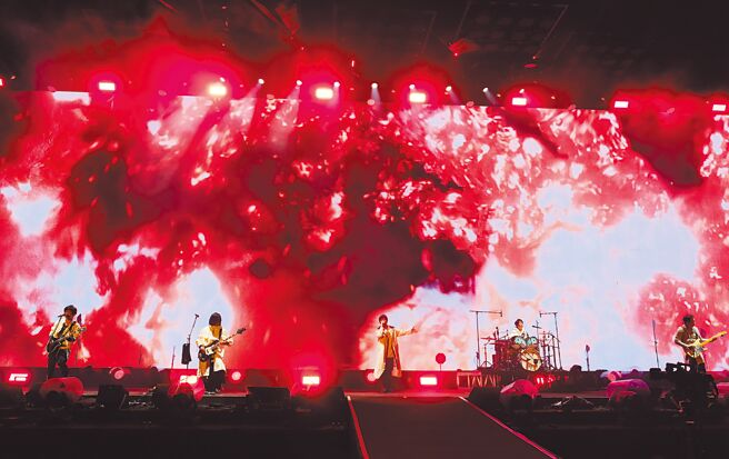 五月天演唱會的LED螢幕上出現火山爆發、隕石撞擊，極具電影畫面感。（相信音樂提供）