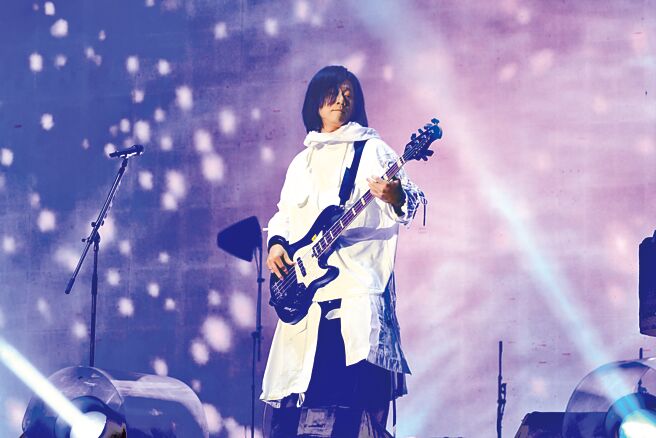 瑪莎日前出書晉升暢銷作家，昨回歸五月天貝斯手身分。（相信音樂提供）