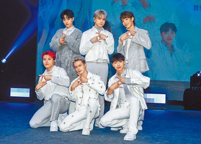 「Ozone」成员佳辰、祖安、焕钧（上排左起）、哲言（下排左起）、子翔、文廷昨办发片直播记者会。（粘耿豪摄）