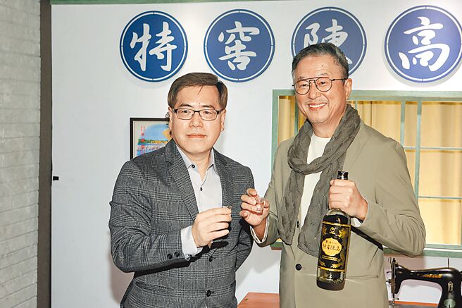 战酒黑金龙特窖陈高代言人王伟忠（右）以眷村年菜搭配特窖陈高，与味丹副总林忠胜合影。（味丹提供）（饮酒过量 有碍健康）