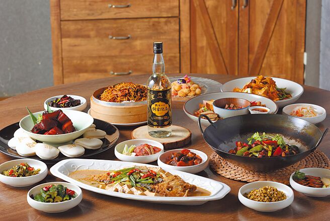 眷村年菜搭战酒黑金龙特窖陈高，年味十足。（味丹提供）（饮酒过量 有碍健康）