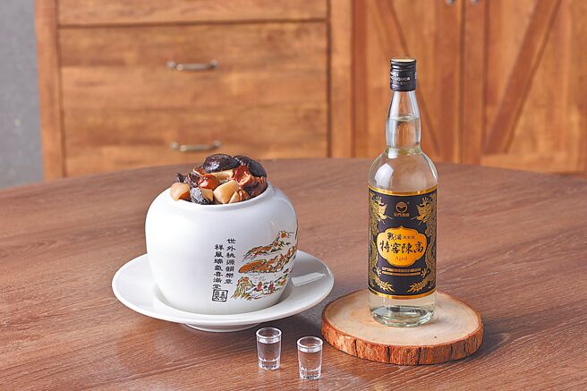 南村私厨小酒栈与金酒合作推出经典佛跳墙和战酒黑金龙特窖陈高年菜组合，限量贩售50组，4000元。（味丹提供）（饮酒过量 有碍健康）