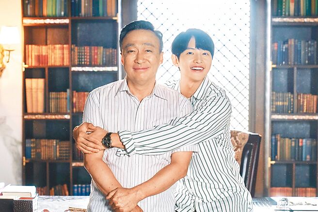 李星民（左）和宋仲基在剧中的「爷孙情」令人动容。（摘自IG）