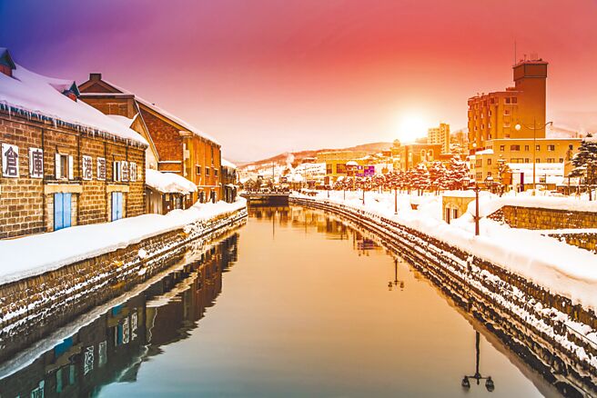 黃昏時刻的「小樽運河」，河畔煤氣燈綻放出幽微的光芒超浪漫。（五福旅遊提供）