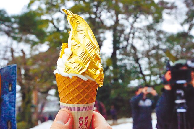 在日本體驗貼金箔工藝及品嘗貼上整片金箔的冰淇淋。（雄獅旅遊提供）