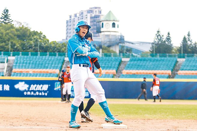 新北蓝刘俊纬在新北富邦U18棒球邀请赛4强找回打击手感，单场双安贡献1打点、1得分，他在5局敲出三垒安打后还比出姆巴佩进球庆祝动作，向偶像致敬。（大会提供）