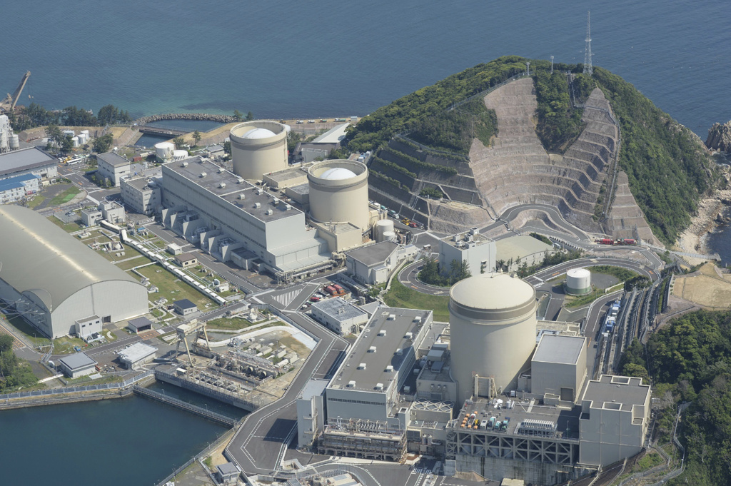 日本的新能源法案，对核能採取「能延役就延役，能更新就更新」的政策。图为关西电力的美滨核电厂，它的1、2号机左上方在2015年决定退役，未来可能改成小型模组式反应炉。图/美联社(photo:ChinaTimes)