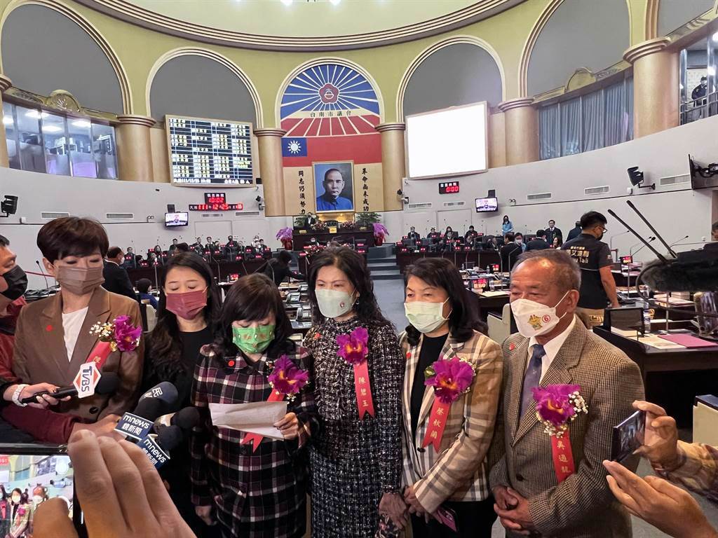 台南市議會民進黨團正國會6議員25日宣布含淚投給「民進黨」。（中時資料照／洪榮志攝）