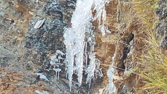 寒流發威 南橫東段埡口瀑布結冰