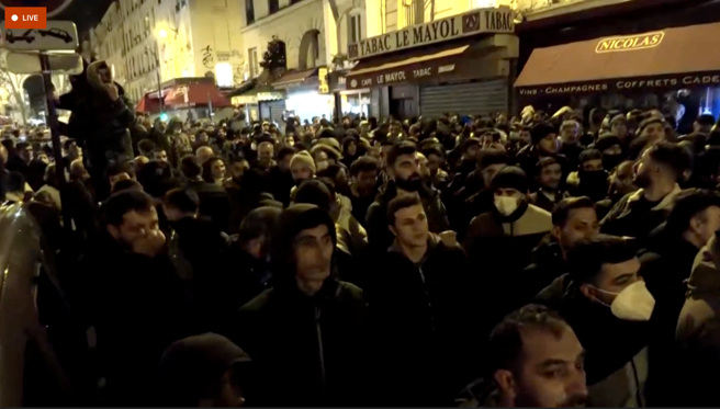 昨日一名69歲法國白人槍手朝庫德族文化中心開火，造成3死3傷的悲劇，引起庫德族上街示威。(圖/路透社) 