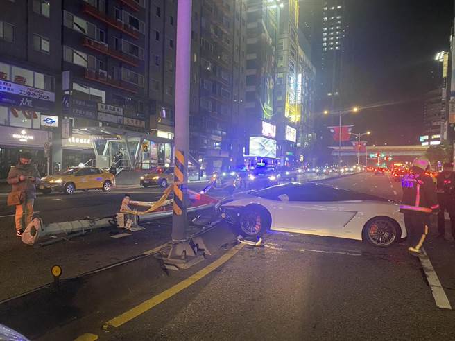 北市SOGO 百貨前，發生超跑自撞分隔島的交通事故。（翻攝照片／林郁平台北傳真）